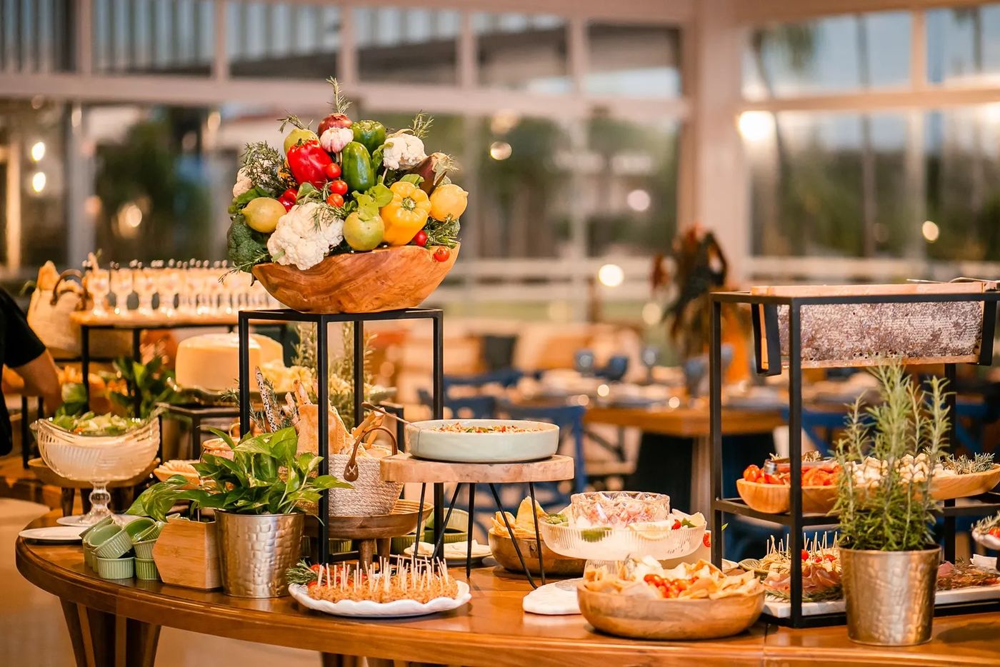 Mesa do open food com frutas, frios e petiscos